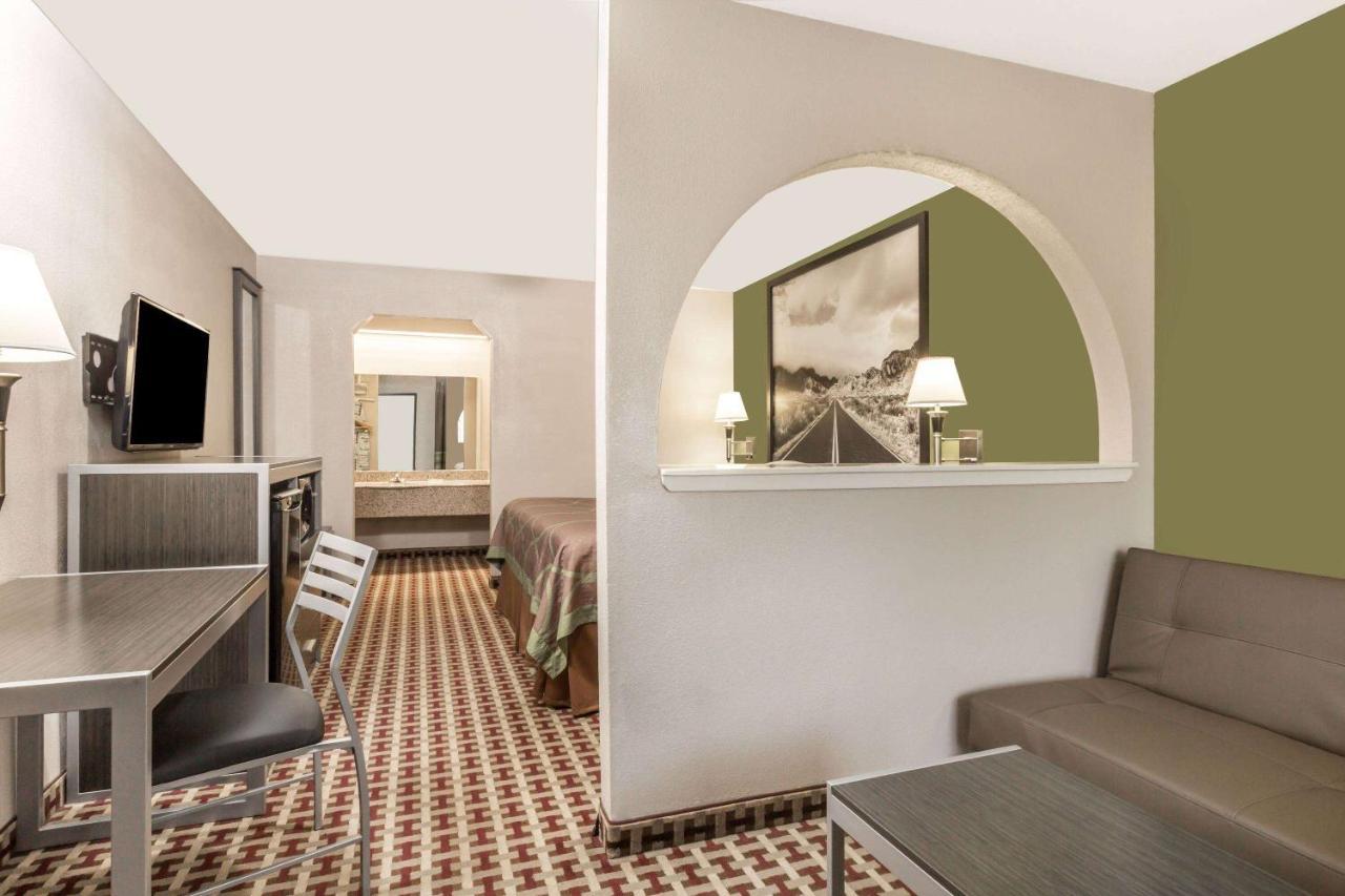 Super 8 By Wyndham Houston Webster Nasa Otel Dış mekan fotoğraf