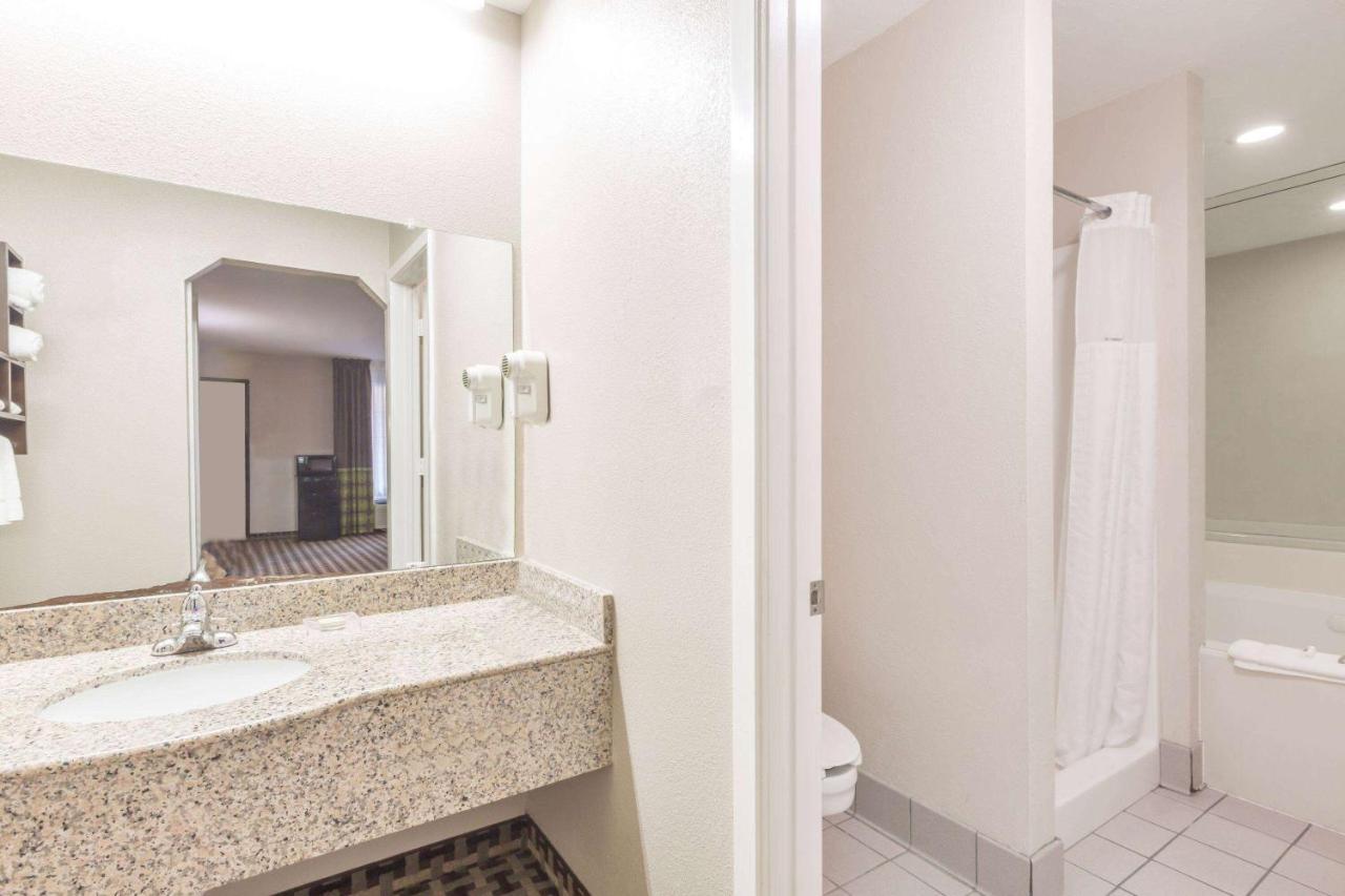 Super 8 By Wyndham Houston Webster Nasa Otel Dış mekan fotoğraf